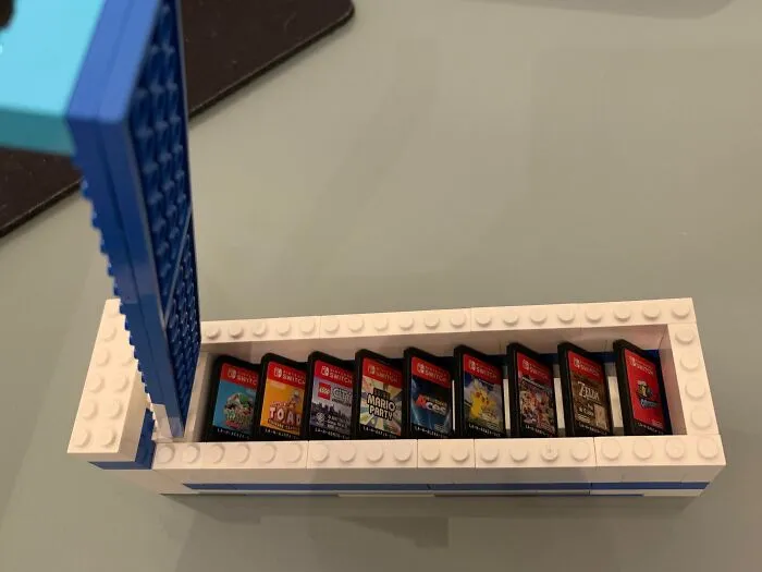 LEGO držiak na Nintendo Switch karty s rôznymi hrami, uložený na stole.