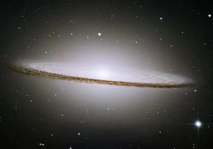 Sombrérová galaxia s jasným jadrom a prachovým prstencom na nočnej oblohe plnej hviezd.