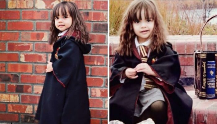 Dievča v čarodejníckom kostýme s dlhou tmavou róbou stojí vonku pri tehlovej stene a drží prútik.