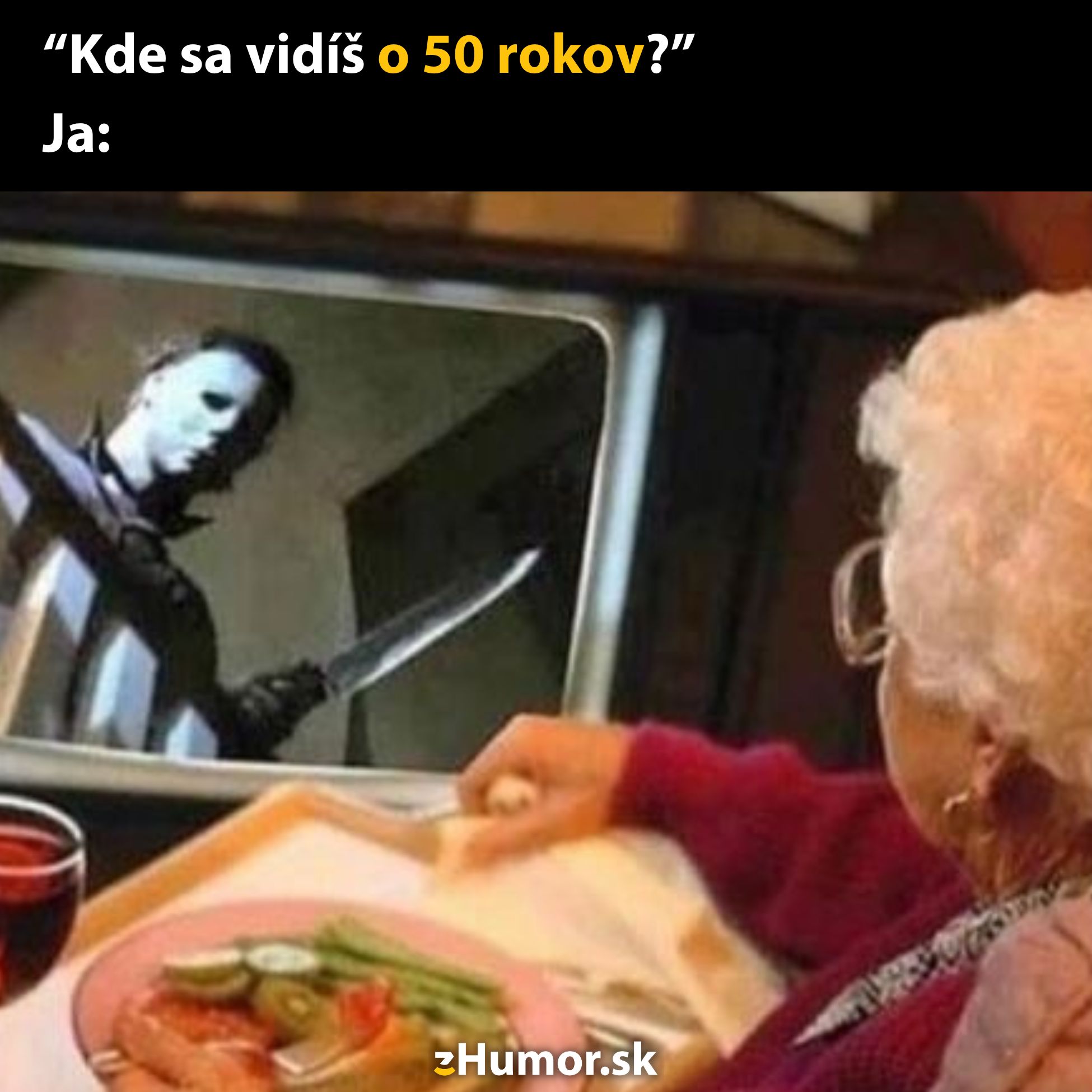 Staršia žena sleduje v televízii hororovú scénu s ikonickou postavou, kým si vychutnáva jedlo.