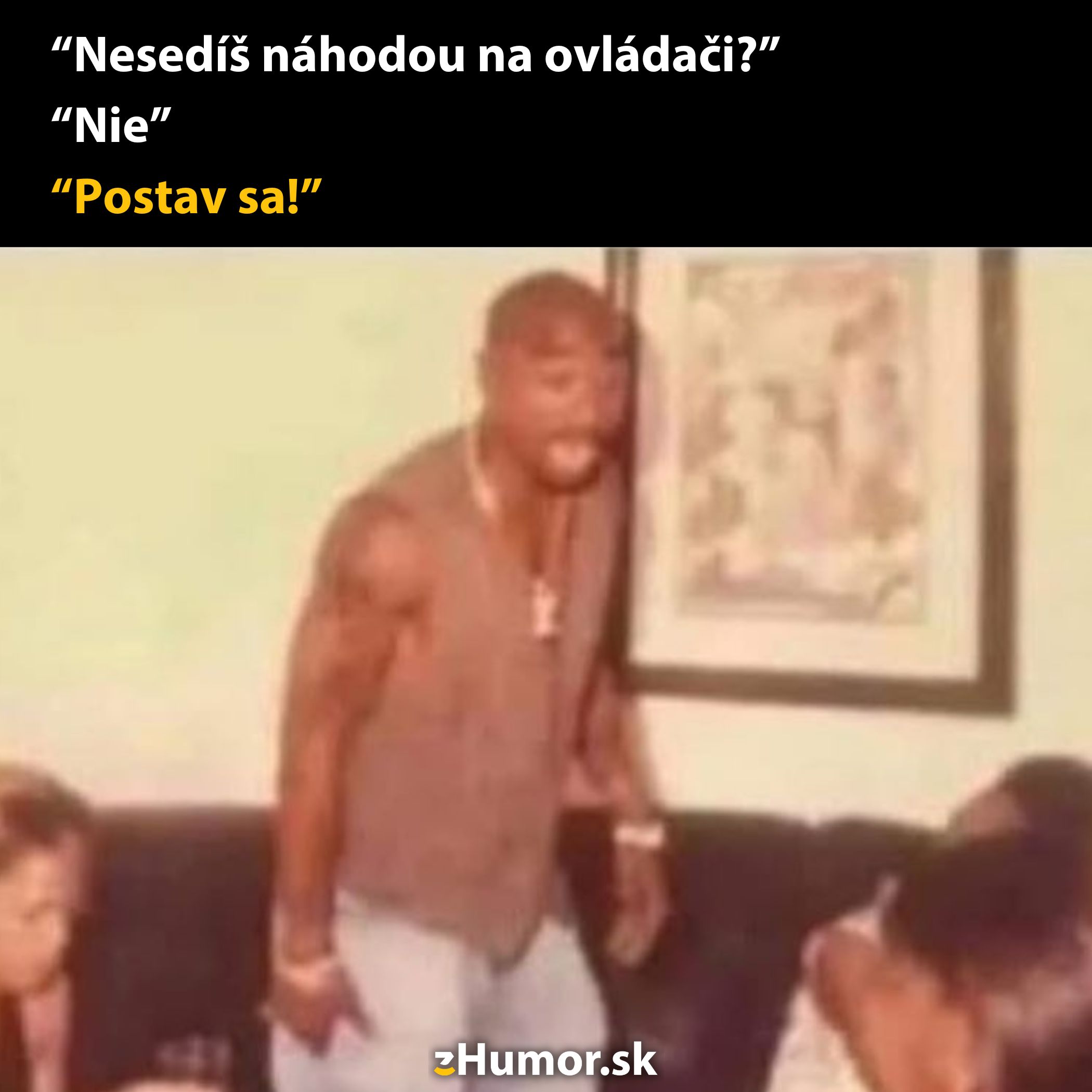 Osoba vstáva z pohovky s textom Nesedíš náhodou na ovládači? Nie. Postav sa! v humornom kontexte.