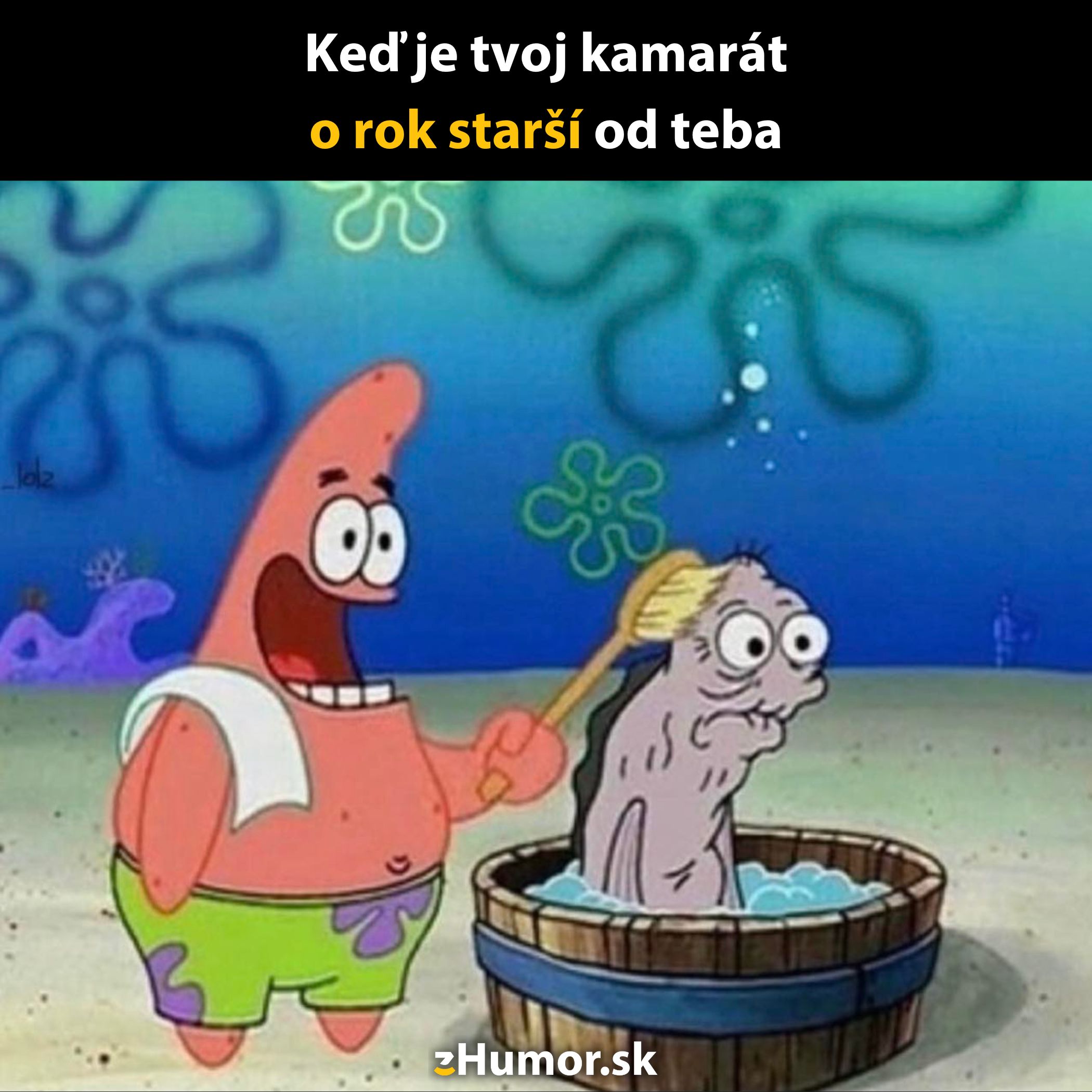 Kreslená postavička vtipne kúpajúca starého priateľa, podtext o vekovom rozdiele medzi priateľmi.