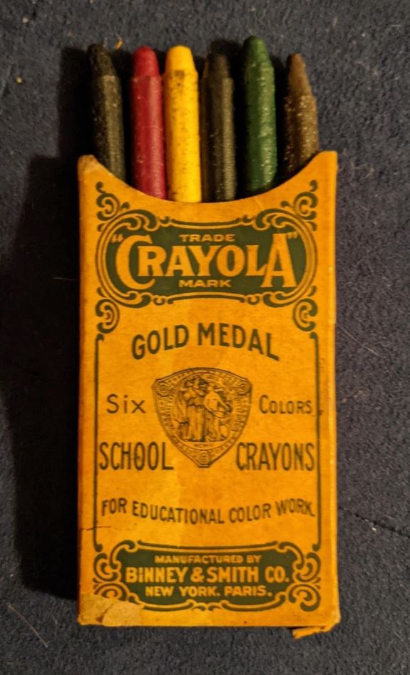 Škatuľka pasteliek Crayola, retro dizajn, šesť farieb, historický nápis Gold Medal pre školské použitie.