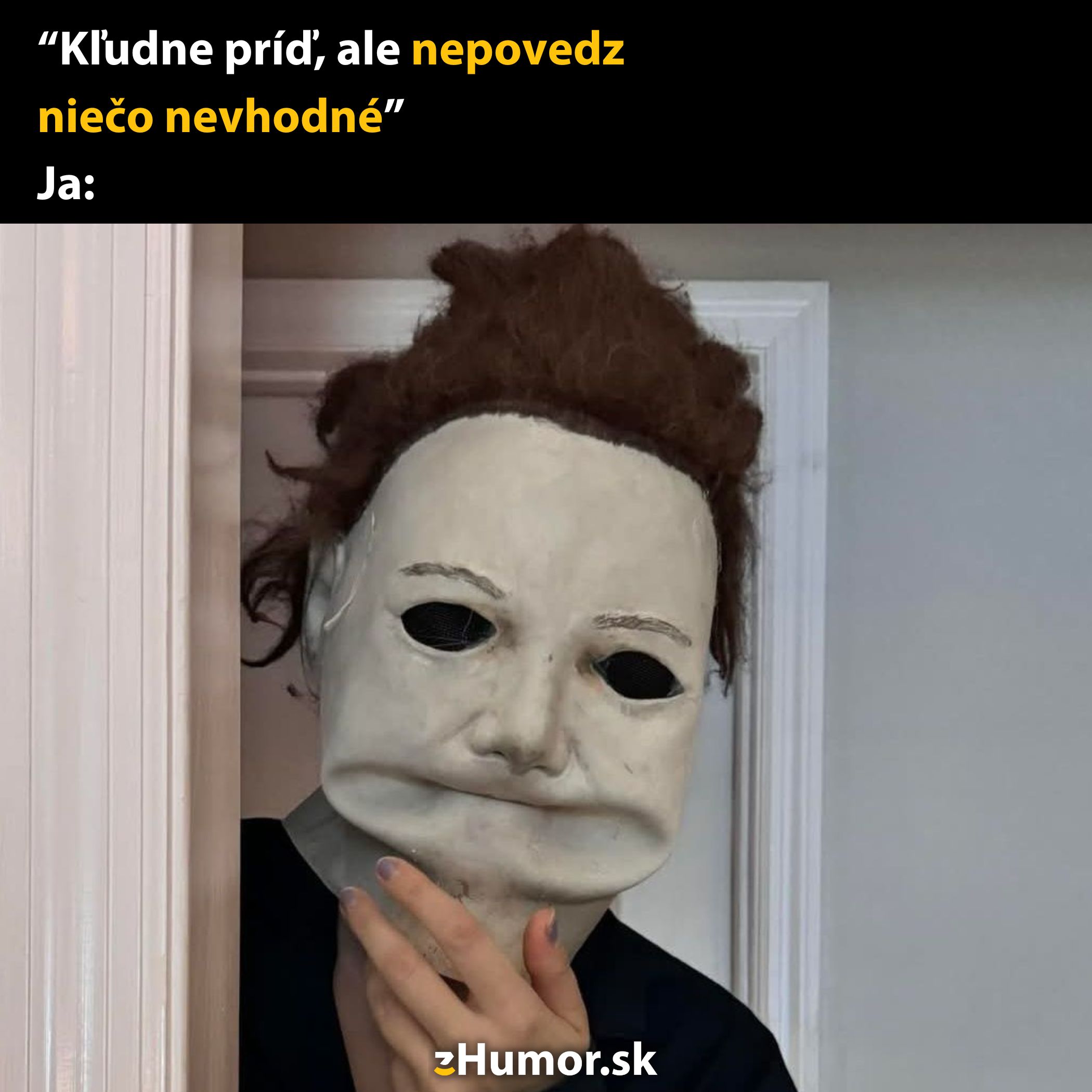 Osoba v maske sa pozerá spoza dverí s humorným kontextom textu o nevhodných poznámkach.