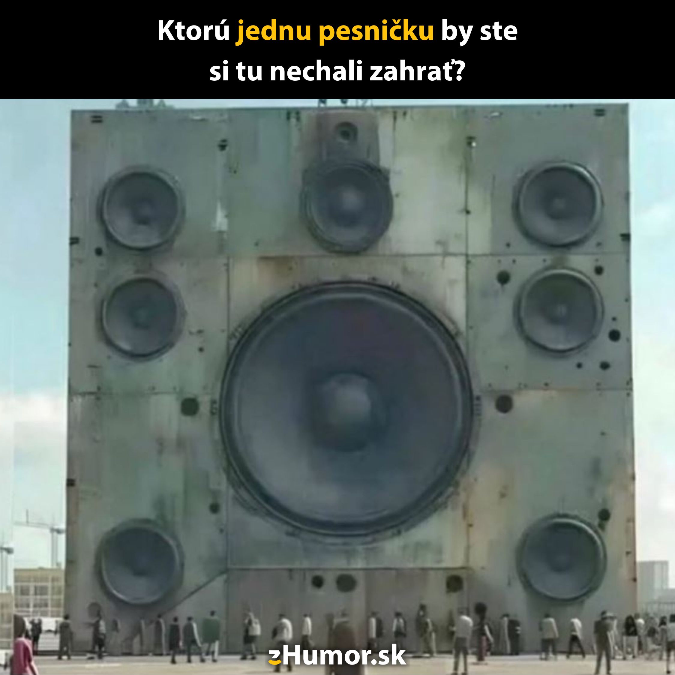 Obrovský reproduktor a ľudia porovnávajú, akú pesničku by si nechali zahrať cez gigantický zvukový systém.