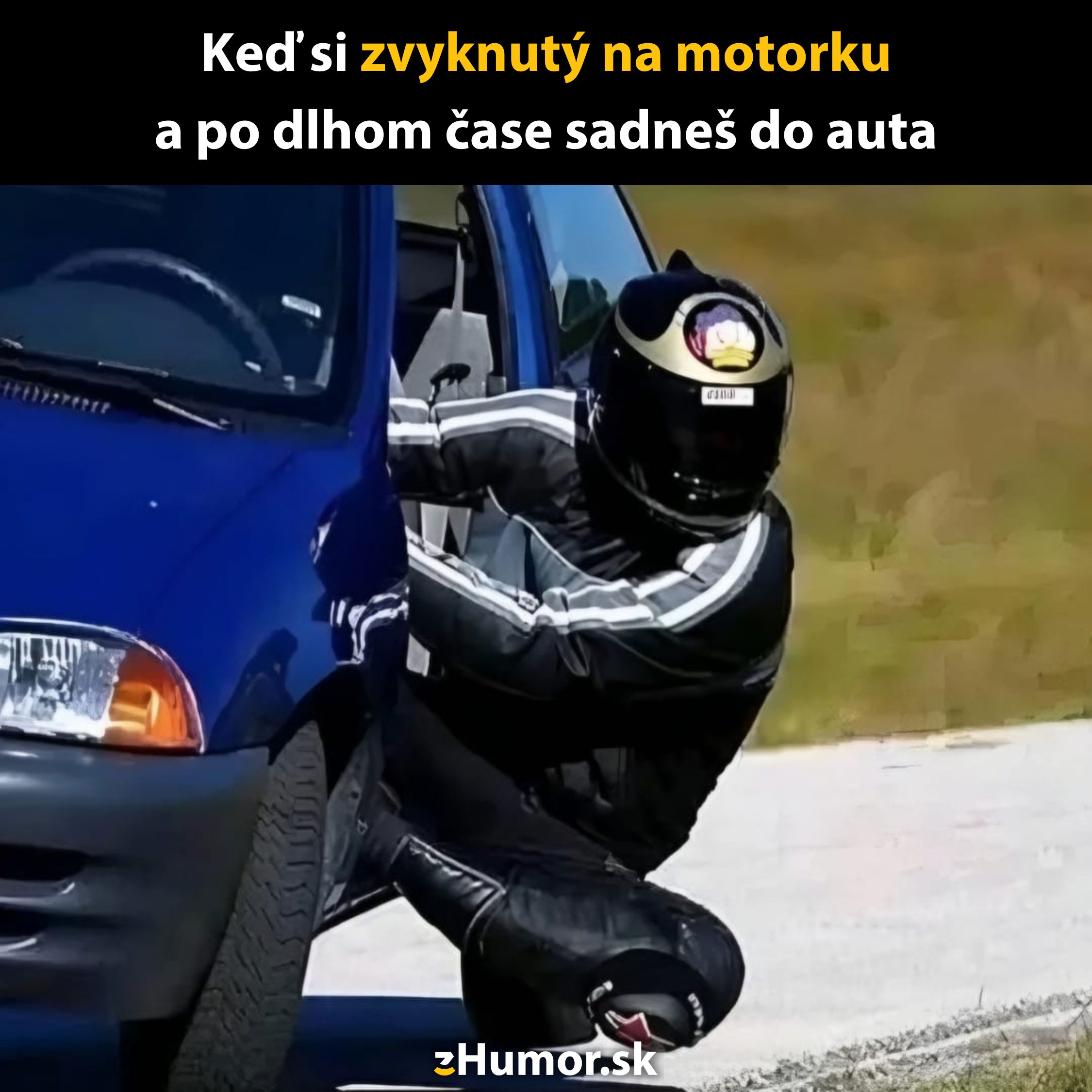 Motorkár v prilbe v aute sa vykláňa na zákrute, vtipná scéna zvyknutého jazdca na novom prostriedku.