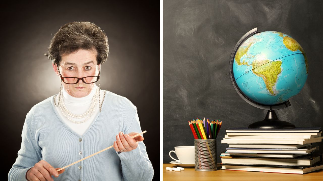 Učiteľka s ukazovátkom vedľa kriedovej tabule s glóbusom, knihami a ceruzkami na stole.