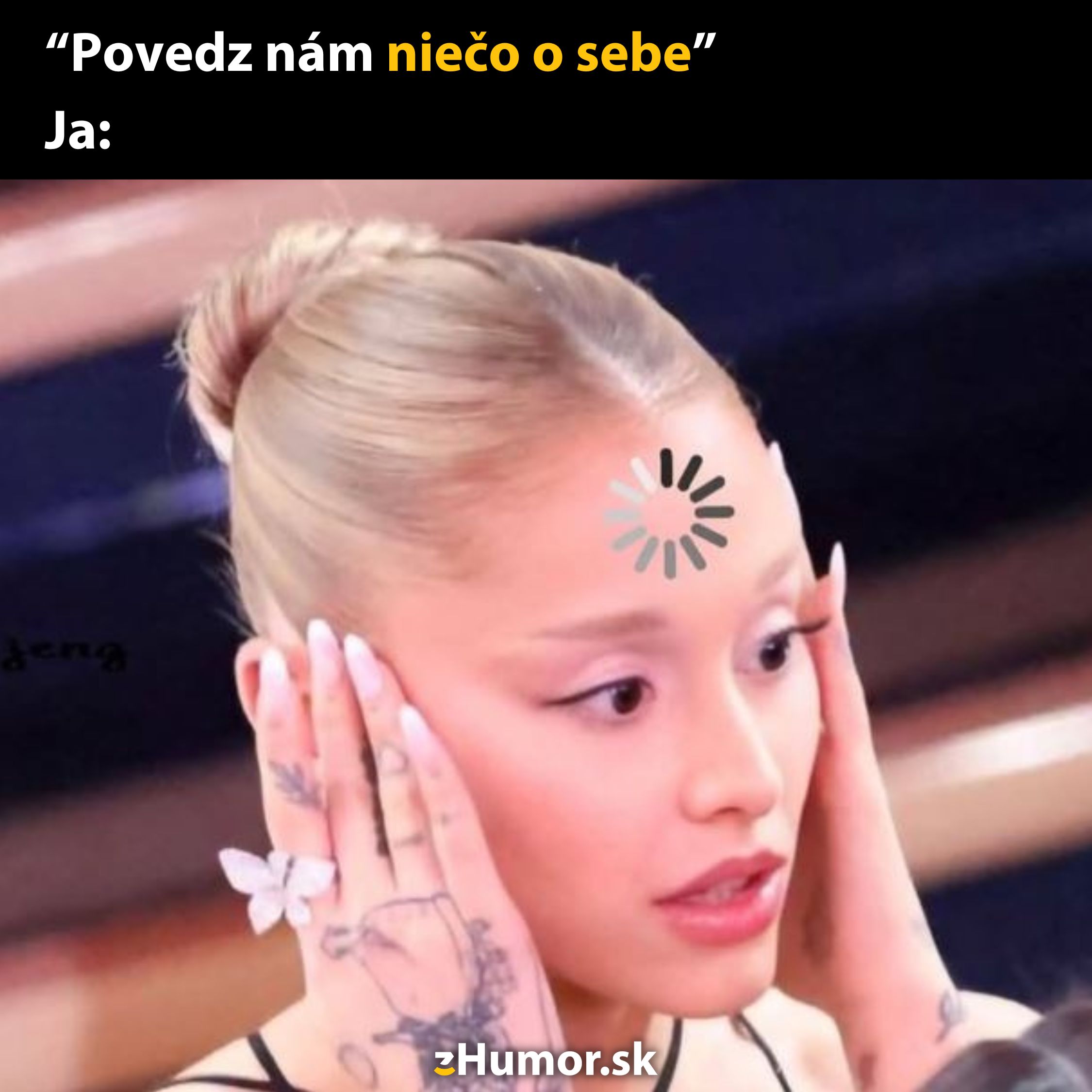 Žena zamyslená so symbolom načítavania na čele, vyjadrujúca zmätok pri otázke o sebe. Humor, preťaženie mysle.