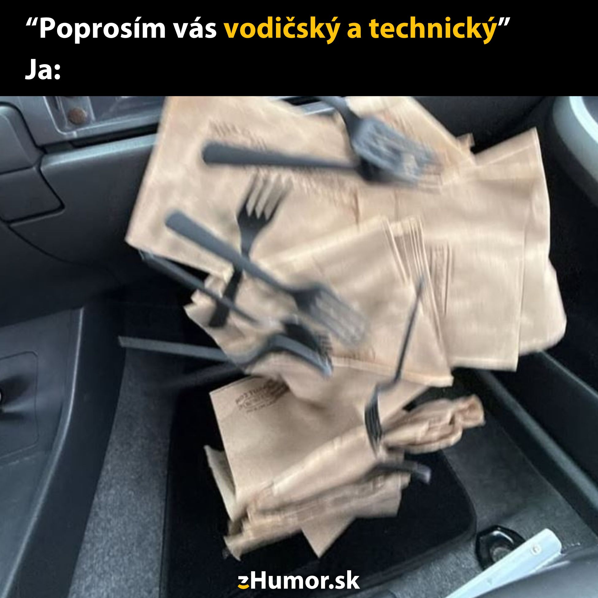 Viditeľne preplnená odkladacia priehradka v aute plná príborov a servítok.