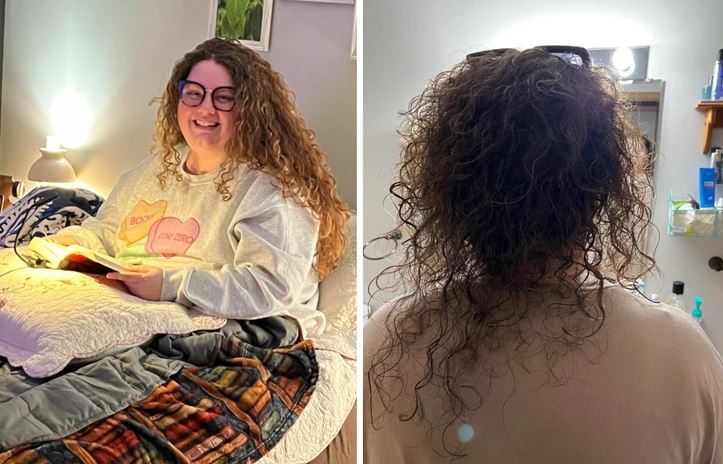 Osoba s kučeravými vlasmi sedí na posteli s knihou a usmieva sa, vedľa pohľad zozadu na vlasy v osvetlenej miestnosti.