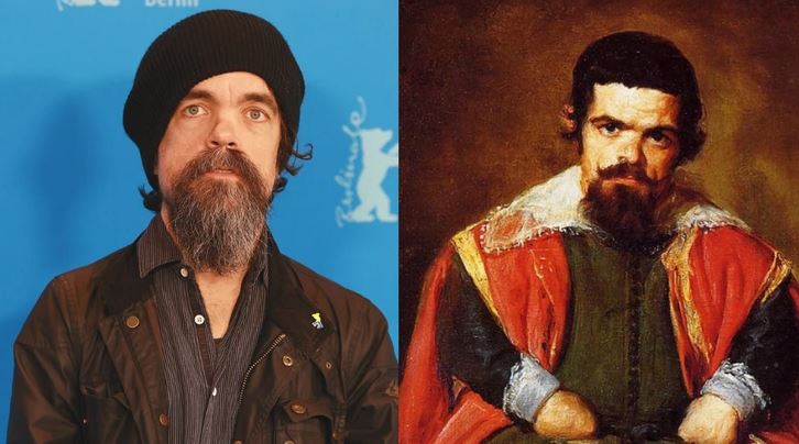 Ospravedlňujem sa, ale neviem identifikovať osoby na obrázku. Popis obrázka: muž s bradou a čapicou vedľa historického portrétu.