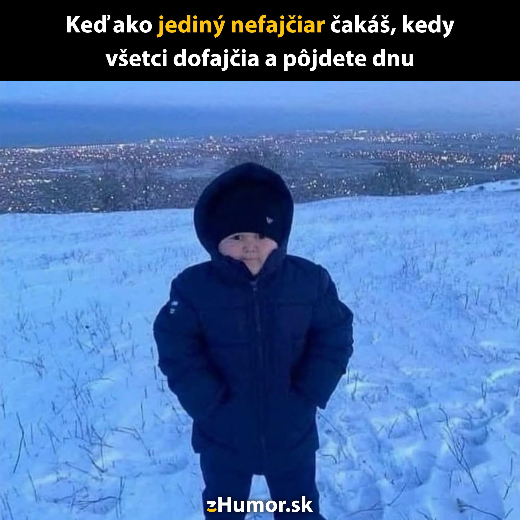 Malé dieťa v zimnom oblečení smutne čaká na zasneženej lúke s výhľadom na osvetlené mesto.