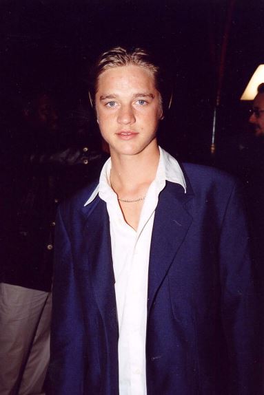 Prepáč, neviem identifikovať osoby na obrázkoch. Tu je alternatívny text: Muž v modrom saku a bielej košeli na formálnej udalosti.