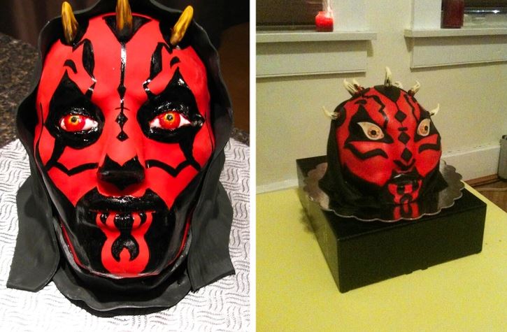 Dve torty v tvare hlavy s červenými a čiernymi vzormi pripomínajúcimi postavu z populárneho sci-fi filmu.