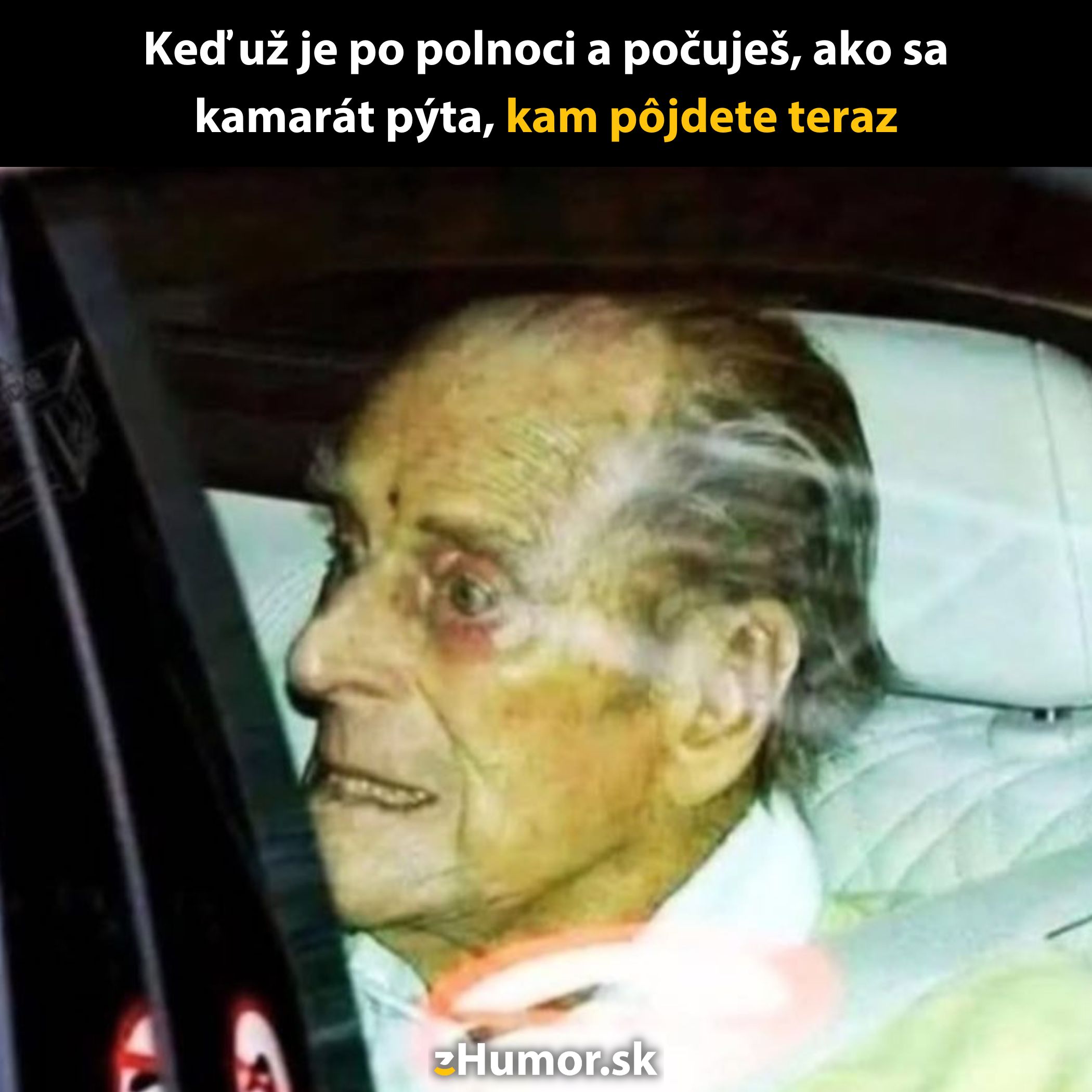 Starší muž v aute s vystrašeným výrazom, nad ním vtipný text o nočných dobrodružstvách.