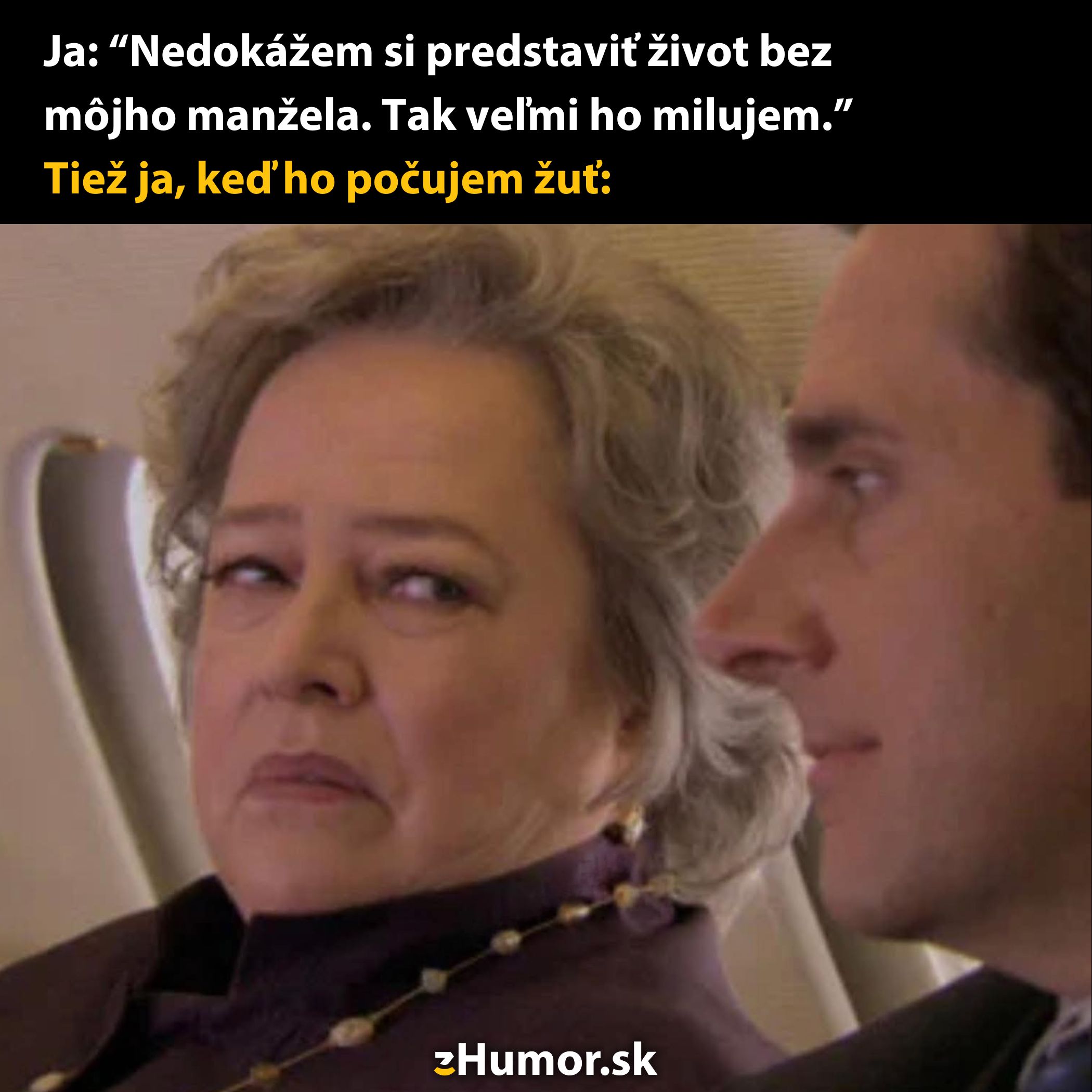 Žena s úškľabkom na tvári sedí vedľa muža, text vyjadruje nepohodlie pri jeho žuvaní.