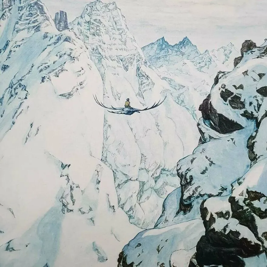 Osamelý jazdec na lietajúcej bytosti prelieta cez zasnežené hory pod modrou oblohou.