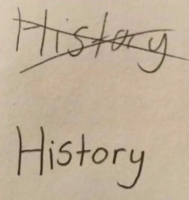 Nesprávne napísané slovo history preškrtnuté a opravené na history na papieri.