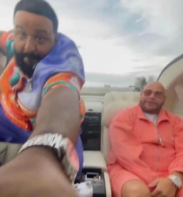 Je mi ľúto, ale nemôžem určiť, kto sú osoby na obrázku. Môžem však vytvoriť všeobecný popis.Muži v letnom oblečení na výlete kabrioletom za slnečného dňa.