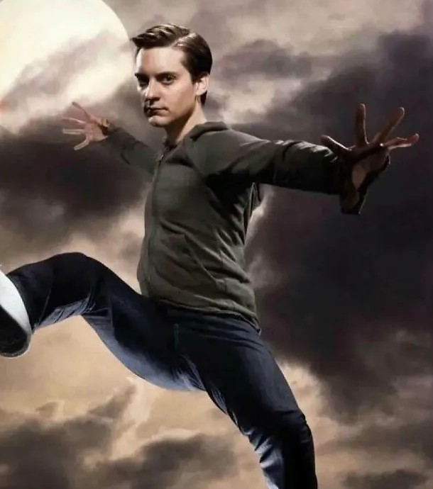 Osoba v dynamickej póze na pozadí tmavej oblohy s mesiacom.