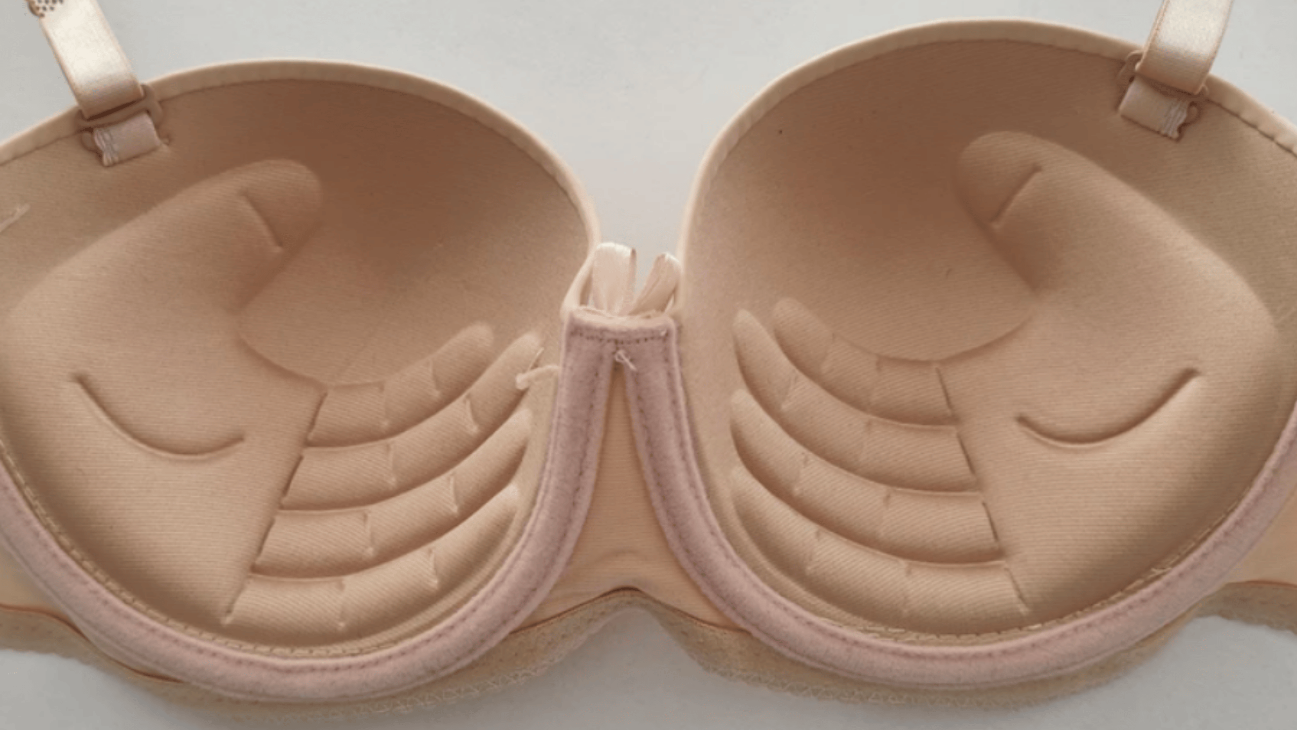 Podprsenka s vnútorným tvarovaním v tvare ruky pre lepšiu podporu a pohodlie nosenia.