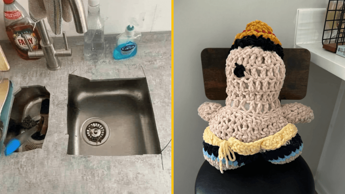 Rozbitý kuchynský drez vedľa pestrofarebnej háčkovanej hračky na stoličke, vtipná kombinácia.