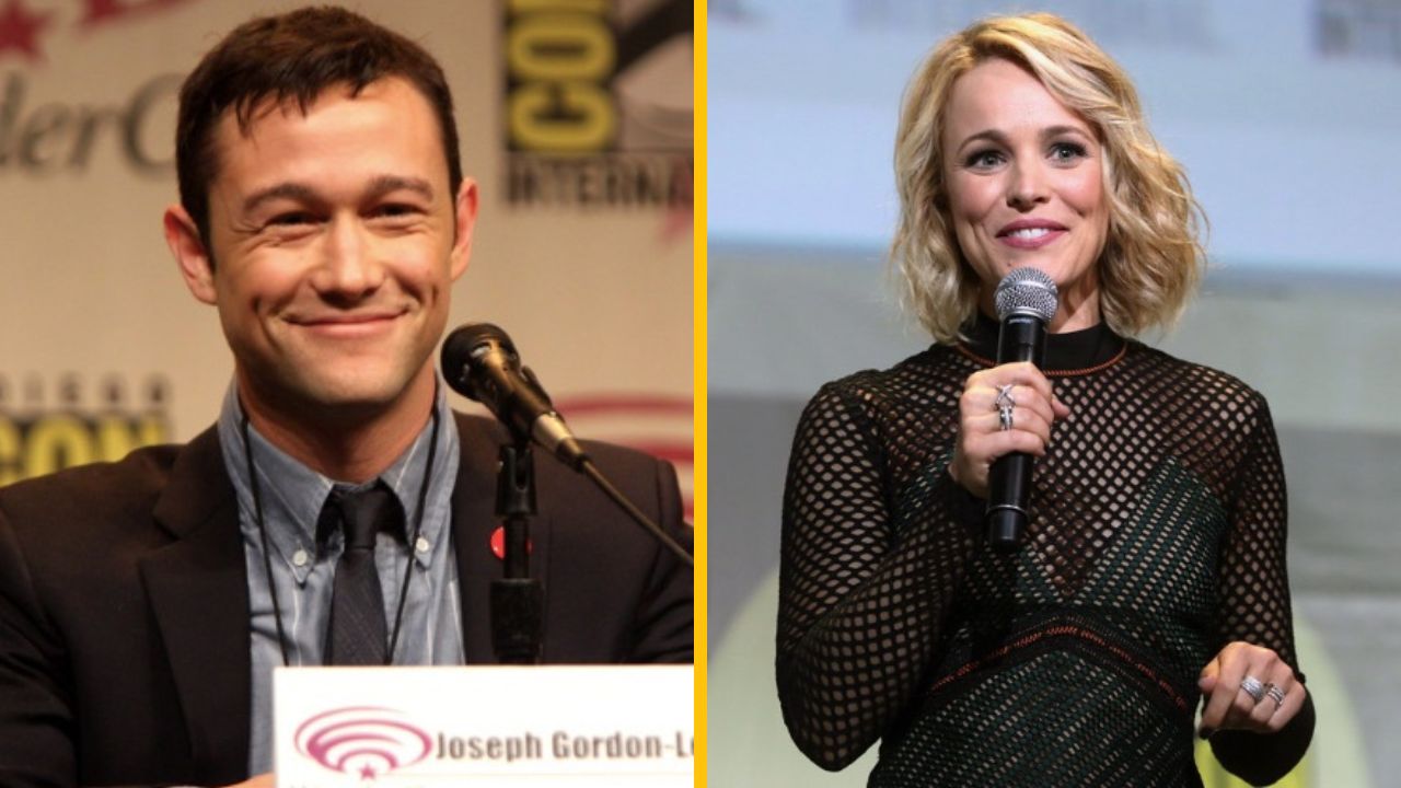 Herec a herečka na konferencii, obaja s mikrofónom na pódiu počas diskusie panelu.