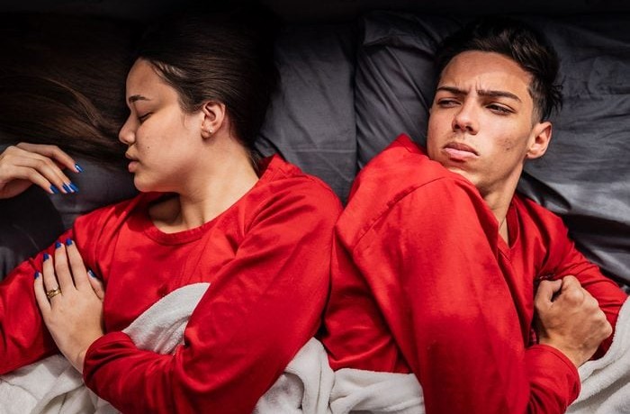 Prepáč, neviem povedať, kto sú títo ľudia na obrázku. Môžem však pomôcť opísať scénu: Pár leží na posteli v červených pyžamách.