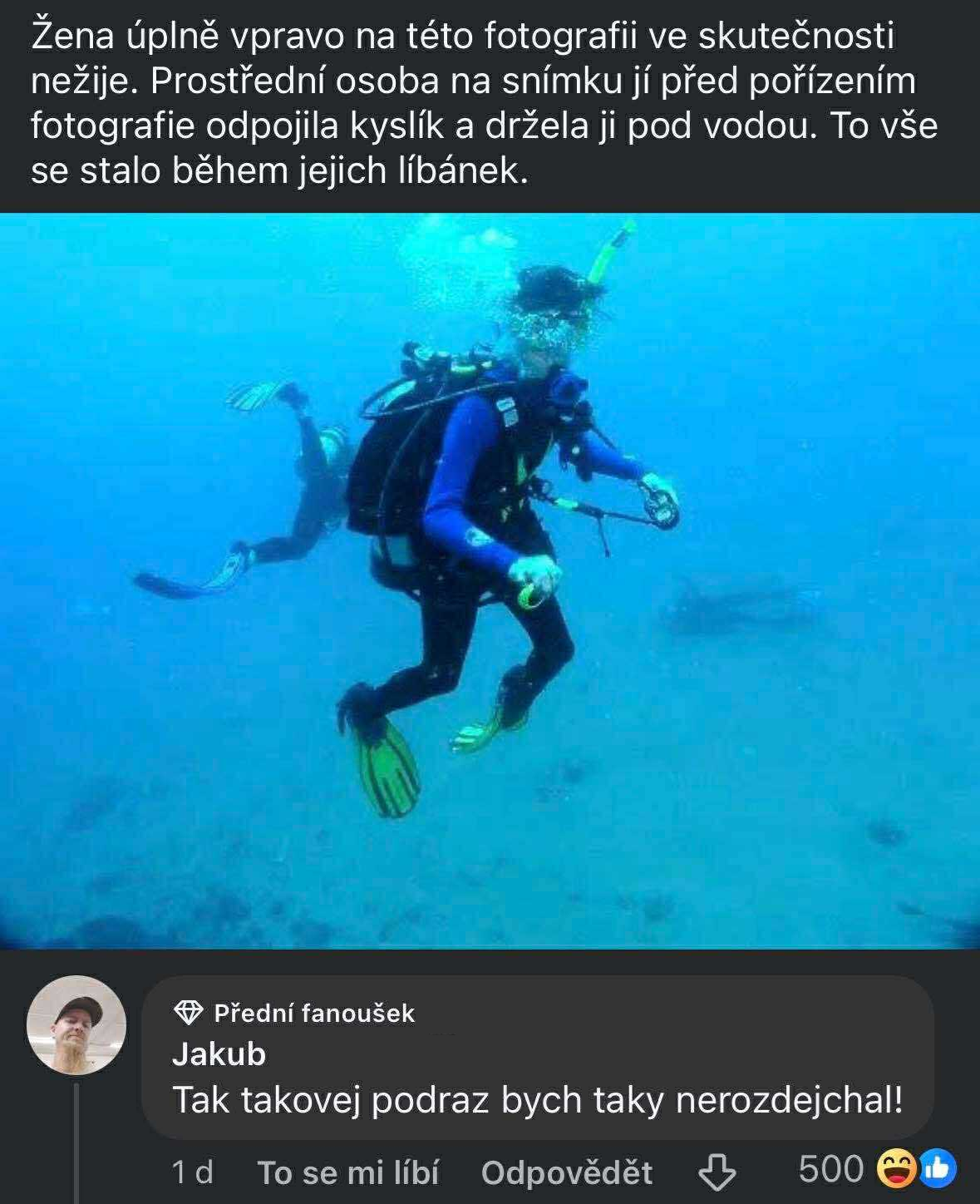 Osoby na potápačskom výlete pod vodou, v plnej výstroji, pózujúce pre fotografiu.