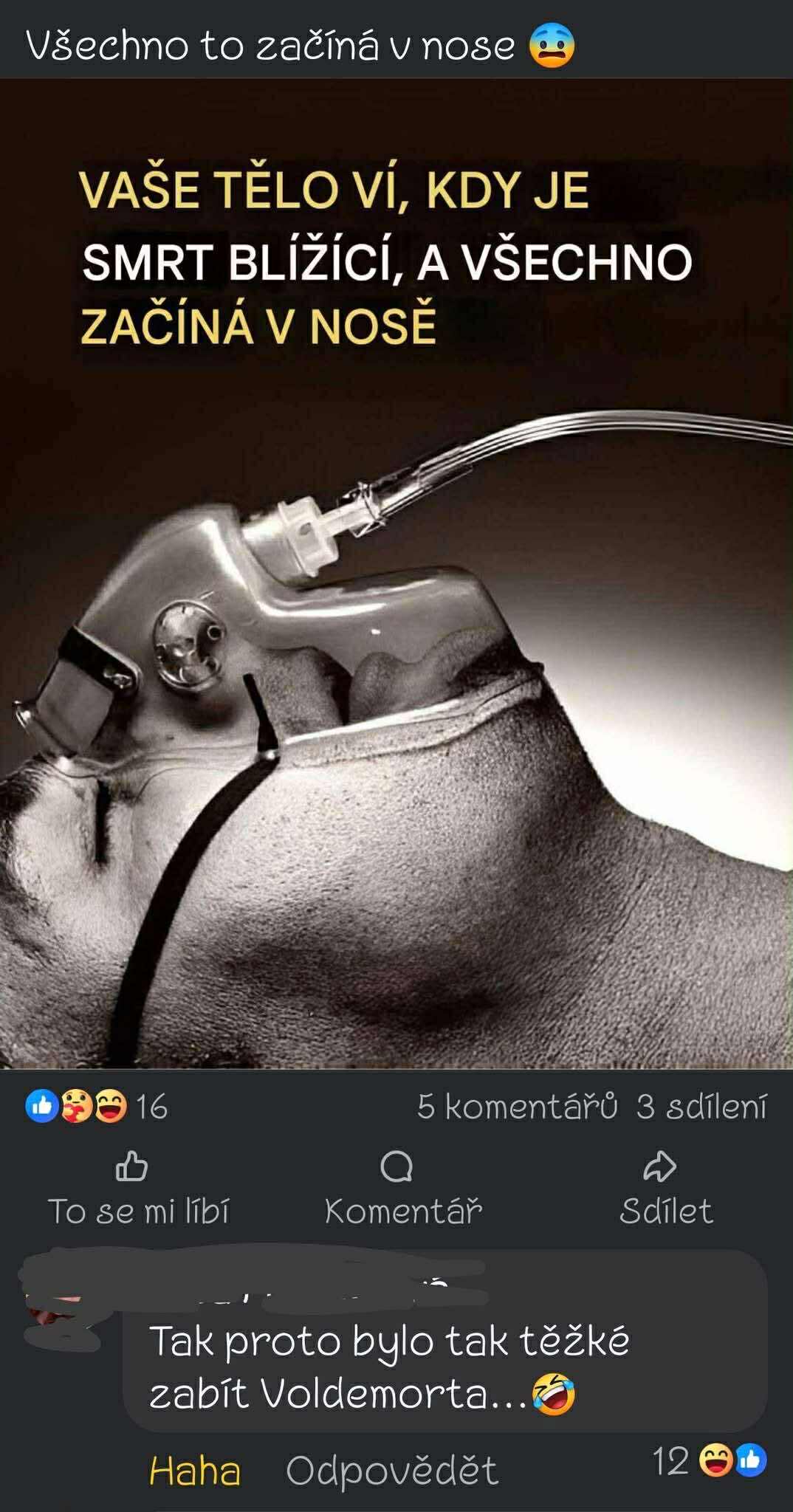 Muž v kyslíkovej maske s textom o blížiacej sa smrti a reakciou na Voldemorta. Emoji vyjadrujú emócie.