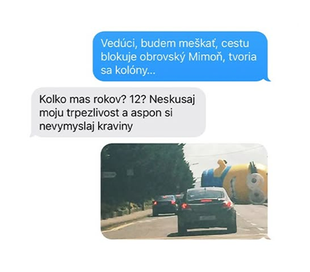 Dopravná zápcha spôsobená obrovským nafukovacím Mimoňom ležiacim na ceste, textová výmena.