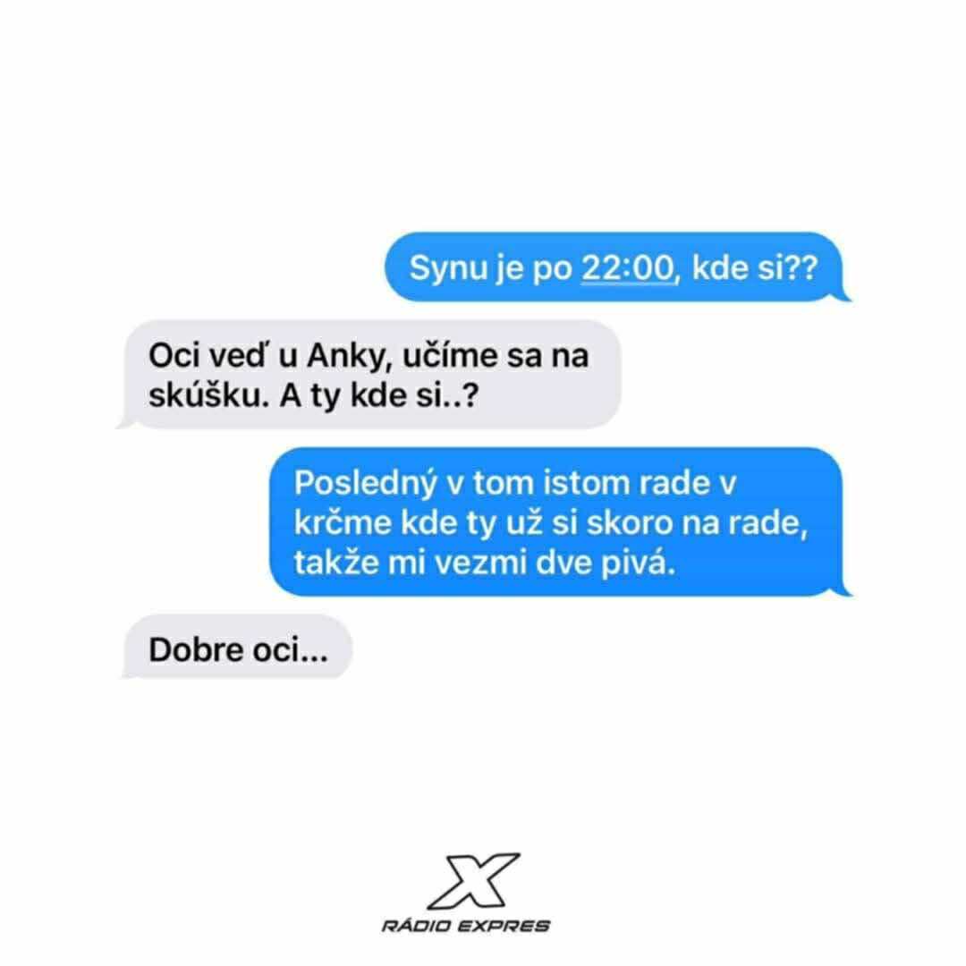 SMS konverzácia medzi otcom a synom o večerných aktivitách a zábavnom klamaní o mieste pobytu.