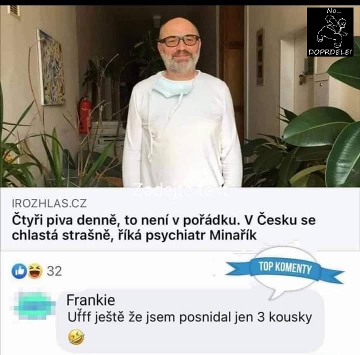 „Muž v interiéri, nosí okuliare a rúško pod bradou, s komentárom o pití piva a humorným komentárom pod nim.”