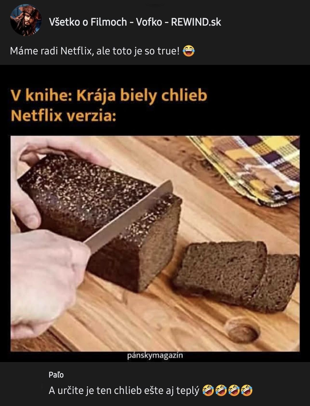 Osoba krája tmavý chlieb na doske, ironické porovnanie knižnej a Netflix verzie.