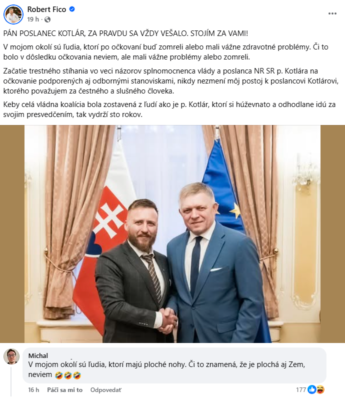 Dva muži si podávajú ruky pred vlajkami Slovenska a EÚ vo formálnom prostredí.