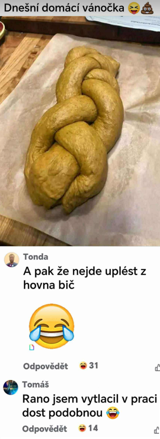 Domáca vianočka na plechu s vtipným komentárom o vzhľade cesta.