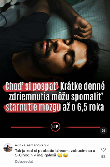 Muž spí s textom o výhodách zdriemnutia, ktoré môže spomaliť starnutie mozgu až o 6,5 roka.