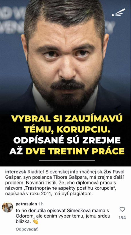 Muž na obrázku s vážnym výrazom a textom o korupcii a podozrení z plagiátorstva.