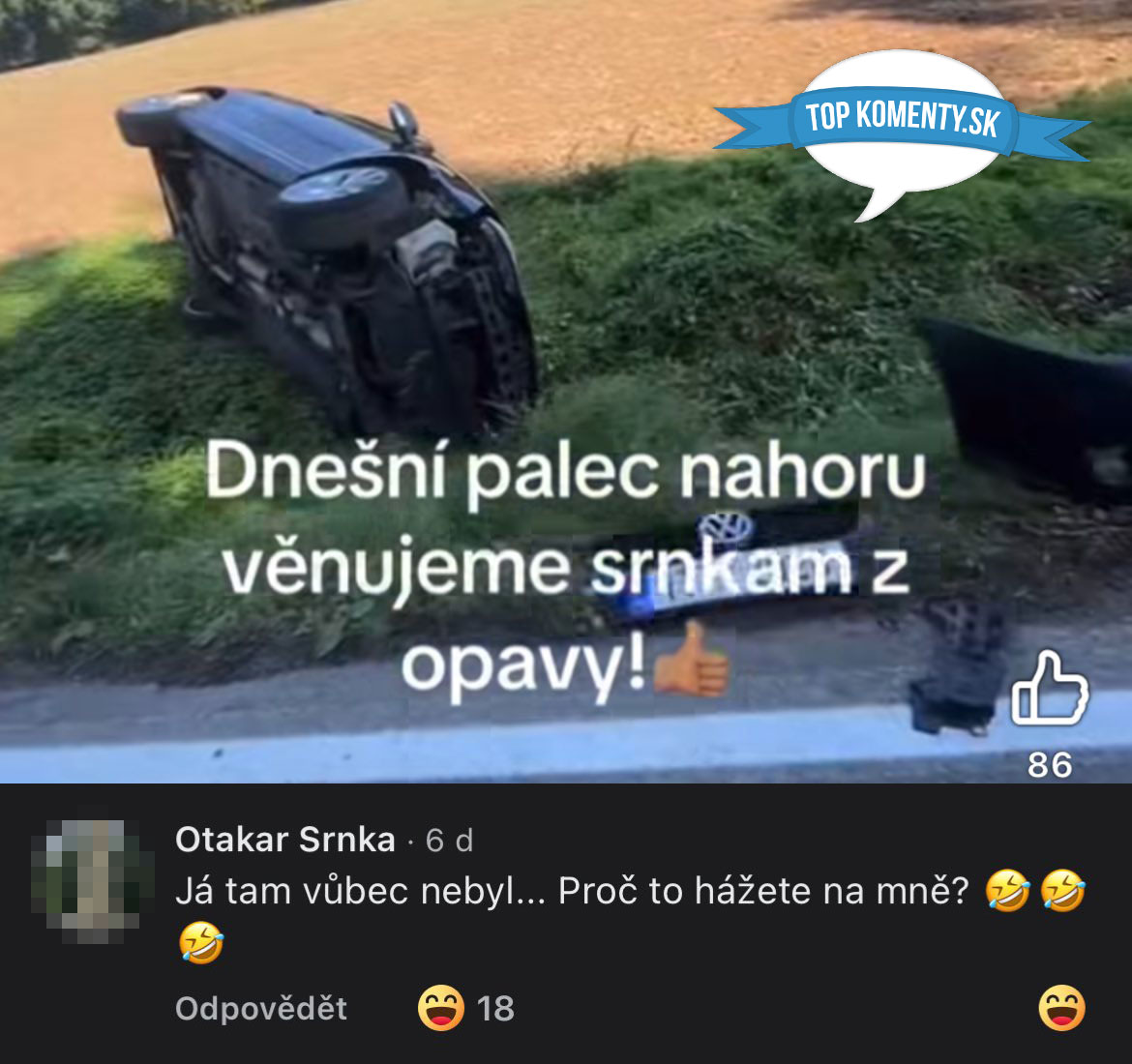 Auto havarované na boku pri ceste s vtipným komentárom a palcom hore pre srnky z Opavy.