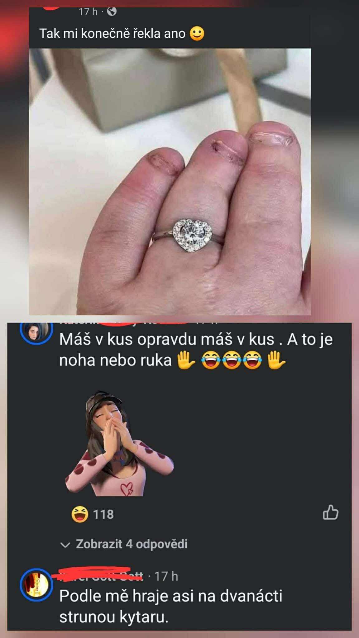 Prst s prsteňom na nohe, vtipné reakcie v komentároch. Interakcie na sociálnych sieťach s humorným podmazom.