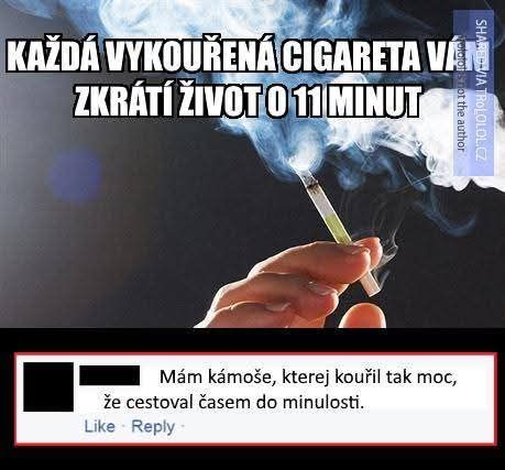 Muž fajčí cigaretu. Text: Každá vykouřená cigareta vám zkrátí život o 11 minut. Vtipný komentár o cestovaní časom.