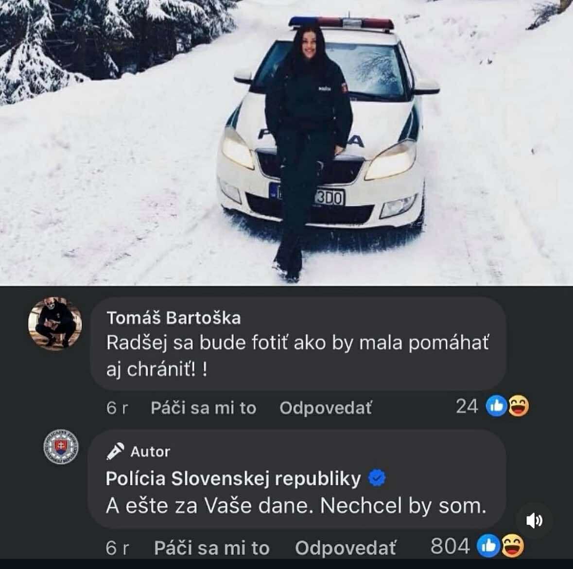 Policajtka stojí pred policajným autom na zasneženej ceste; vtipný komentár na Facebooku o jej úlohe.
