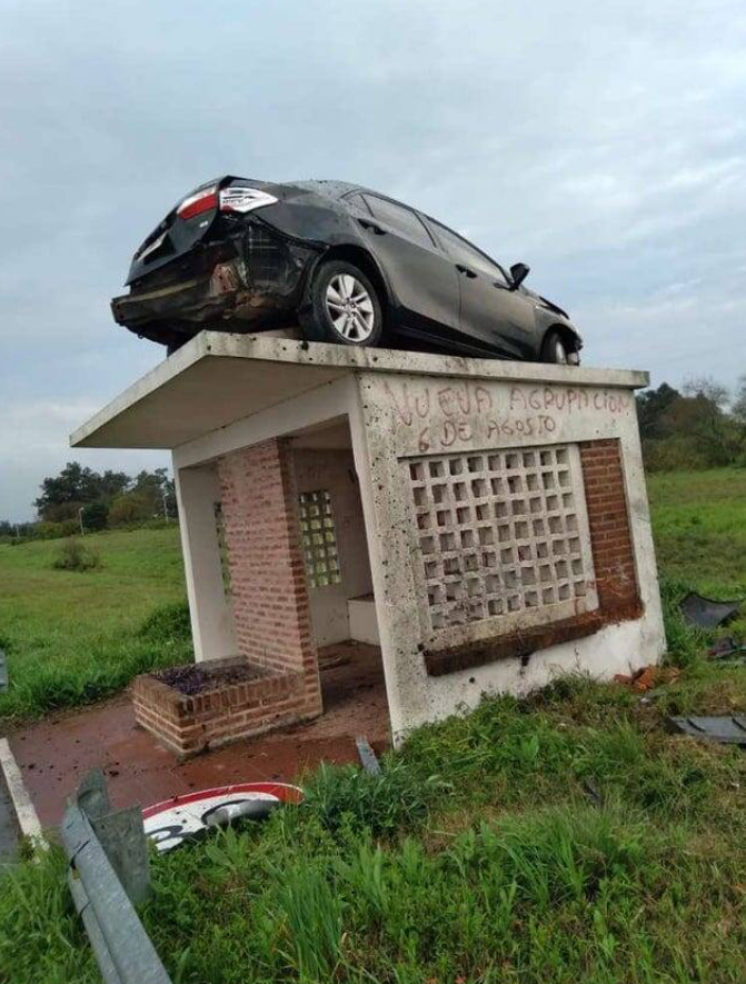 Auto zaparkované na streche opustenej autobusovej zastávky v prírode, nečakaná situácia.
