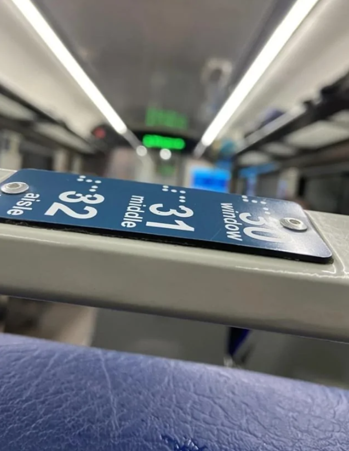 Číslovanie sedadiel v modernom vlaku, označenie: okno, stred, ulička; zameranie na zlepšenie cestovania.