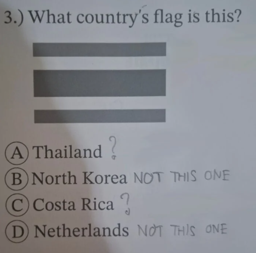 Otázka na test so zobrazením vlajky a možnými odpoveďami: Thajsko, Severná Kórea, Kostarika, Holandsko.