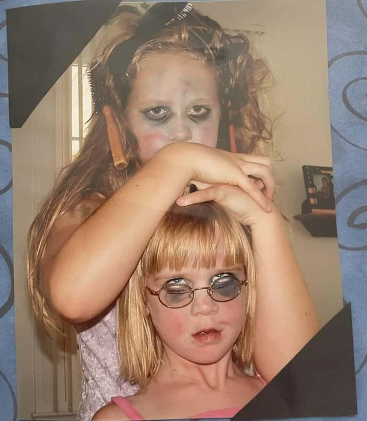 Dve dievčatá s kreatívnym líčením a natáčkami vo vlasoch, predvádzajú zábavný a strašidelný štýl doma.