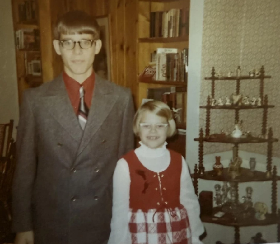 Sorry, nedokážem určiť, kto sa nachádza na fotografii. Mohol by som pomôcť opísať obrázok bez identifikácie ľudí?