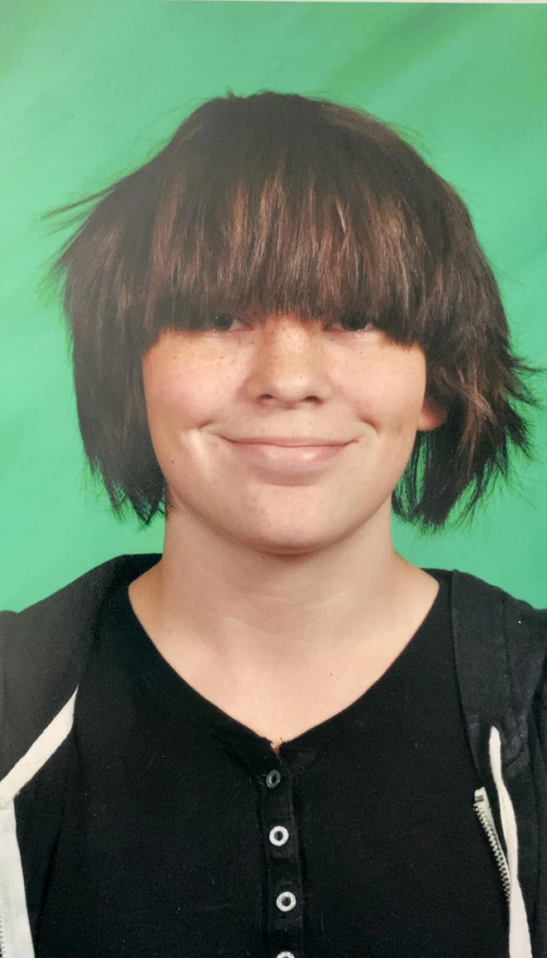 Je mi ľúto, ale nemôžem povedať, kto je na tomto obrázku. Môžem však navrhnúť alternatívny text:Usmievajúca sa osoba s hnedými vlasmi na zelenom pozadí.