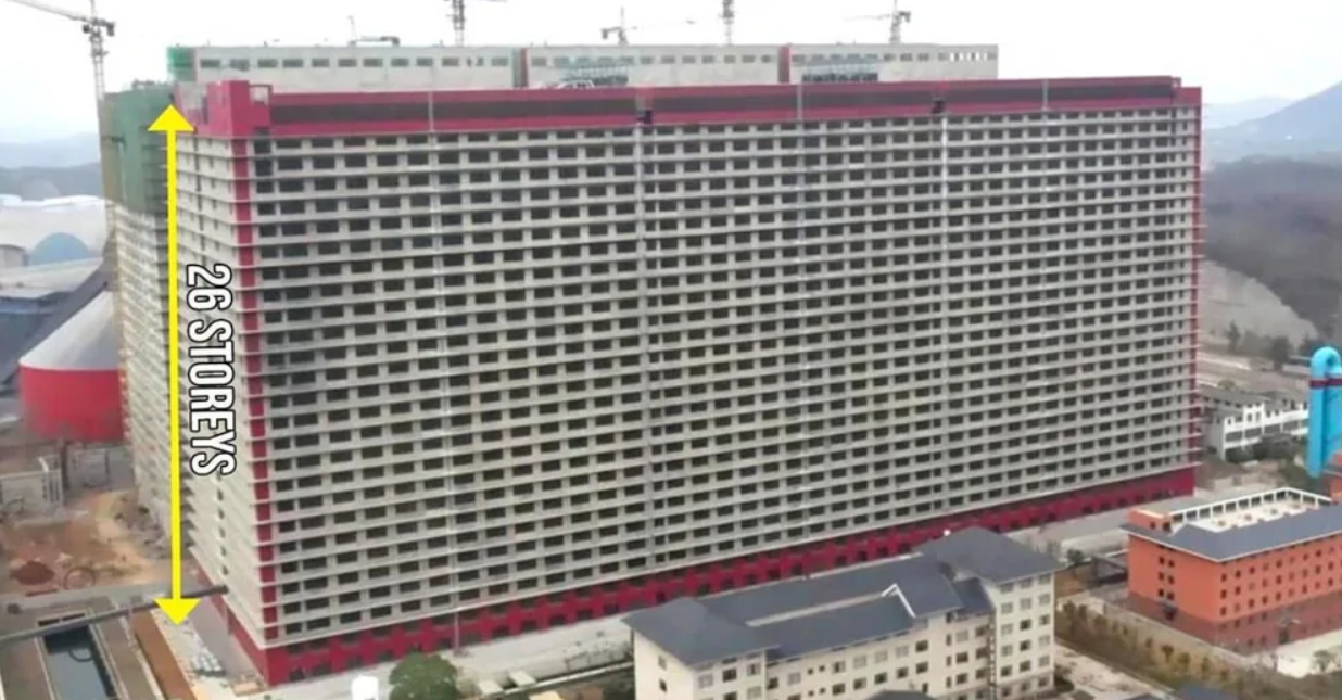 26-podlažná budova v meste s rozostavanými žeriavmi, moderná architektúra.