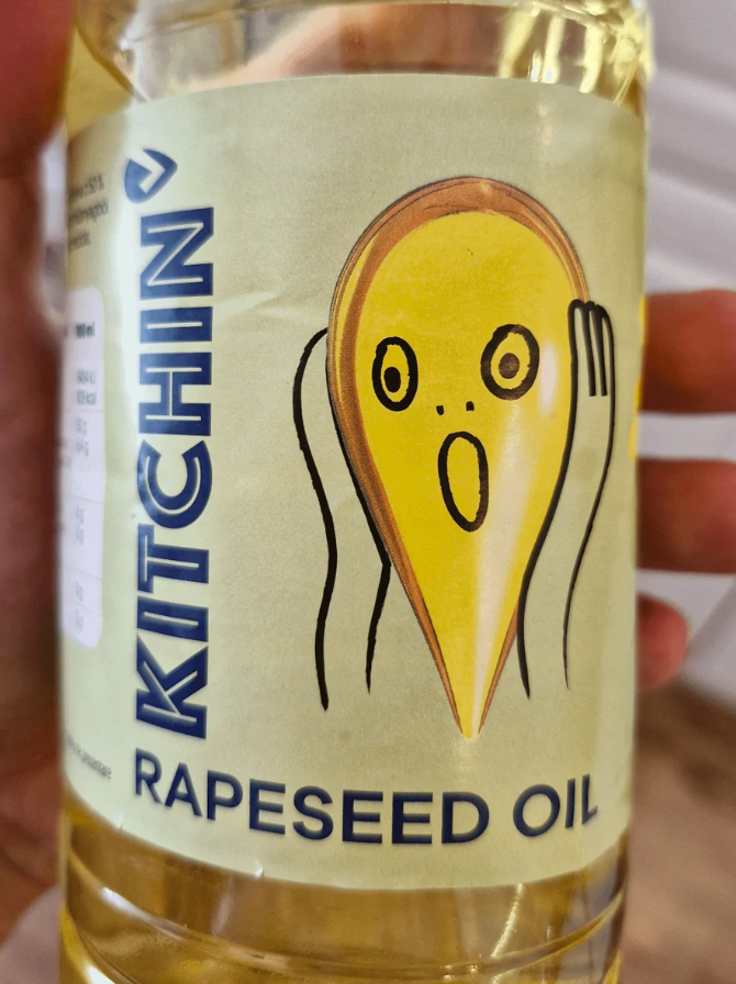 Fľaša repkového oleja s pôsobivým dizajnom etiketky obsahujúcim výkrik inšpirovaný známym dielom umenia.